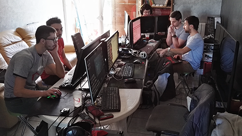 Le salon de Yannick investi par une dizaine de bénévoles