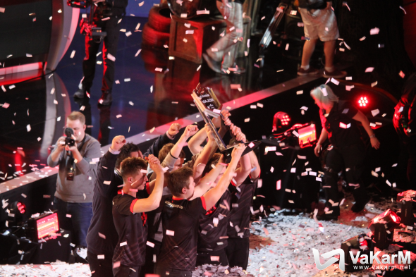 Astralis, un des trois favoris, célébrant leur victoire à l'Eleague Les Astralis, un des trois favoris, célébrant leur victoire à l'Eleague